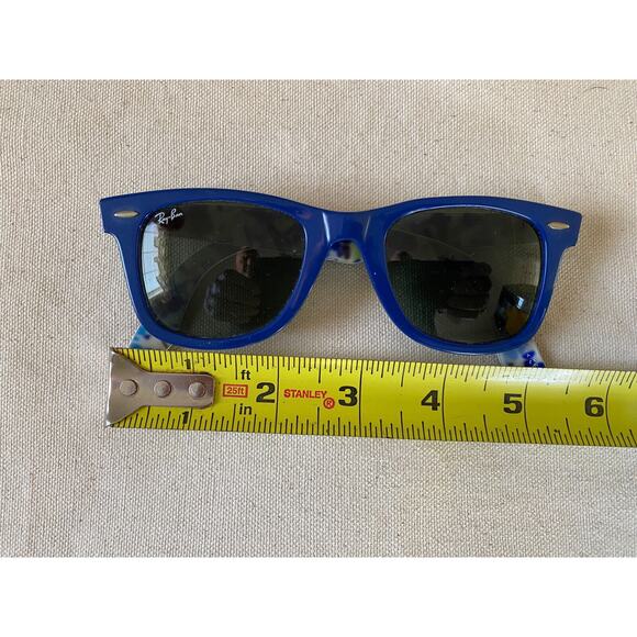 Ray-Ban Wayfarer sunglasses. Exterior frame color in blue interior floral Print - Picture 9 of 11